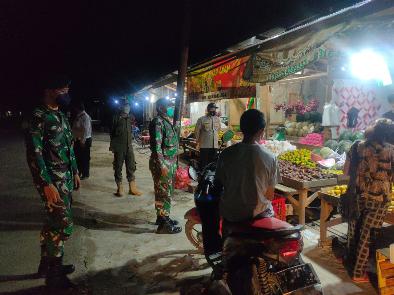 Petugas Gabungan Posko Pasar Mangkurawang Sasar Para Pedagang Agar Prokes