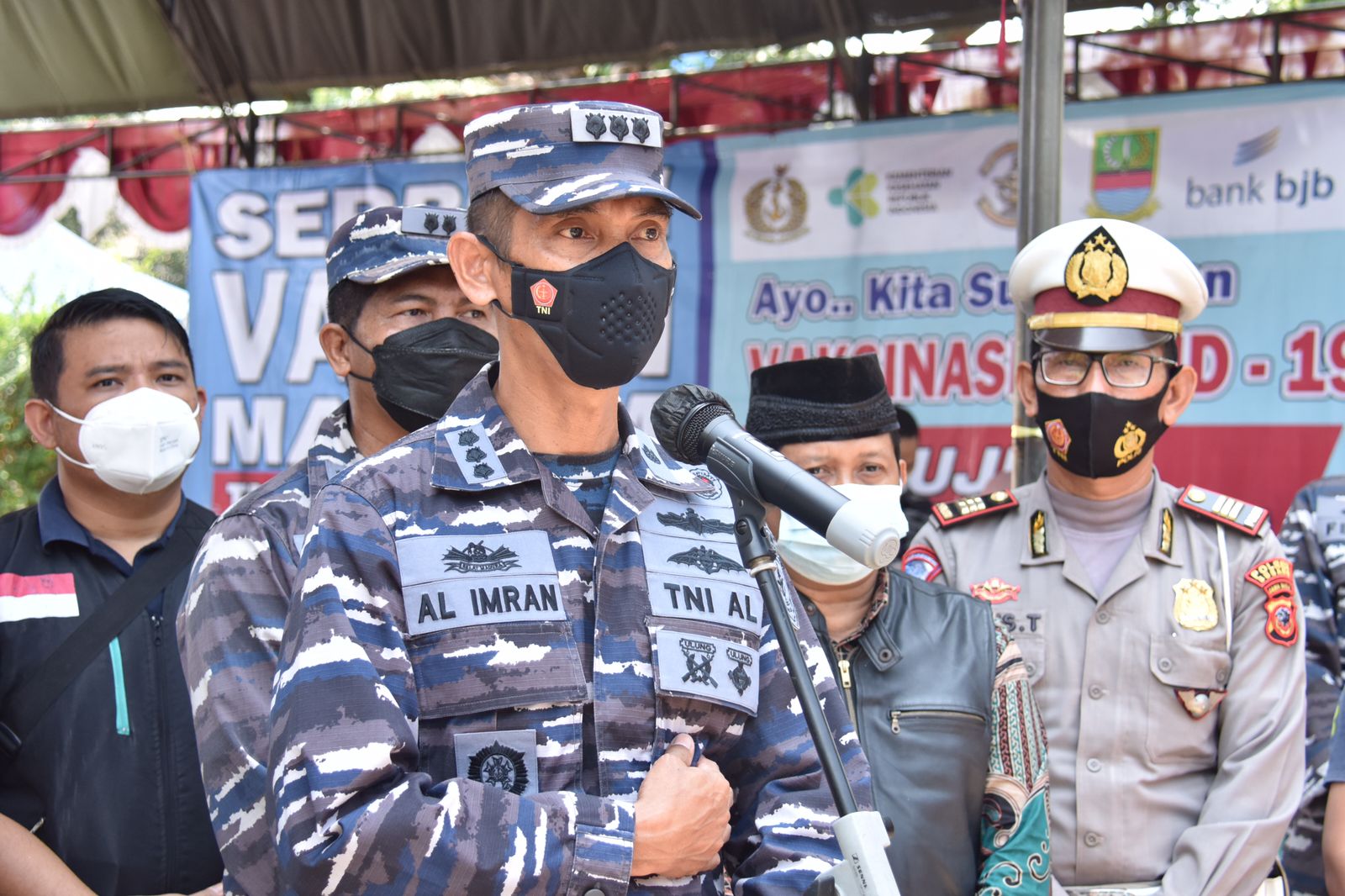 Kolinlamil TNI AL Gelar Serbuan Vaksinasi Maritim di Subang