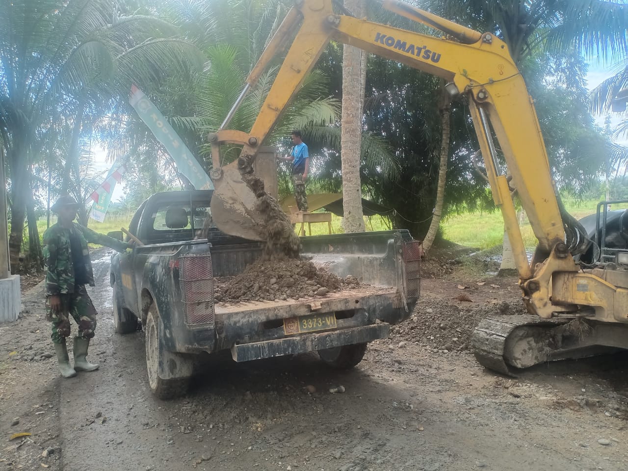 Manfaatkan Kendaraan Dinas, Anggota Satgas TMMD Kodim HST Angkut Material