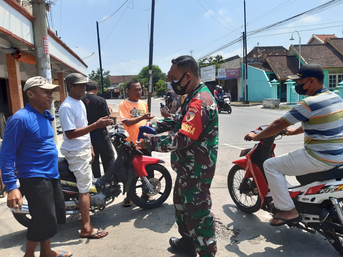 Peduli Kesehatan Warga Binaan, Babinsa Madiun Bagikan Masker