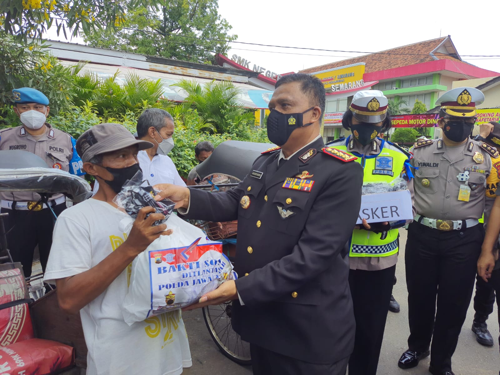 Gelar Ops Patuh Candi 2021, Ditlantas Polda Jateng dan Satlantas Polrestabes Semarang Bagikan Sembako Dan Masker