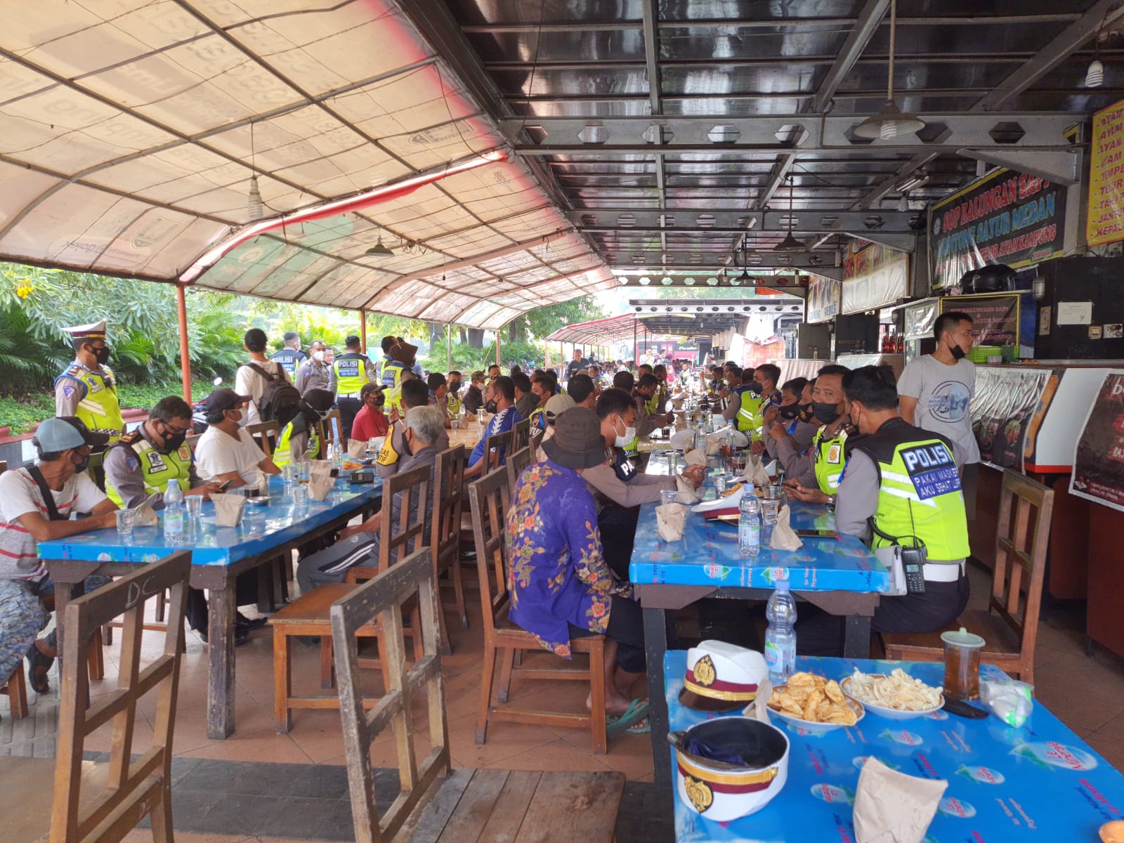 Satlantas Polrestabes Semarang Sarapan Bersama Kaum Duafa di Simpanglima Semarang