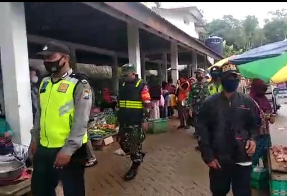 Bersinergi Putus Penyebaran Covid-19, Babinsa Koramil 0801/06 Bandar – Polsek Lakukan Ops Yustisi