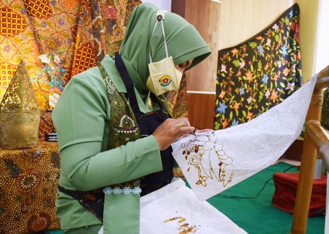 Hari Batik Nasional, Persit Korem 081/DSJ Membatik Massal Secara Virtual