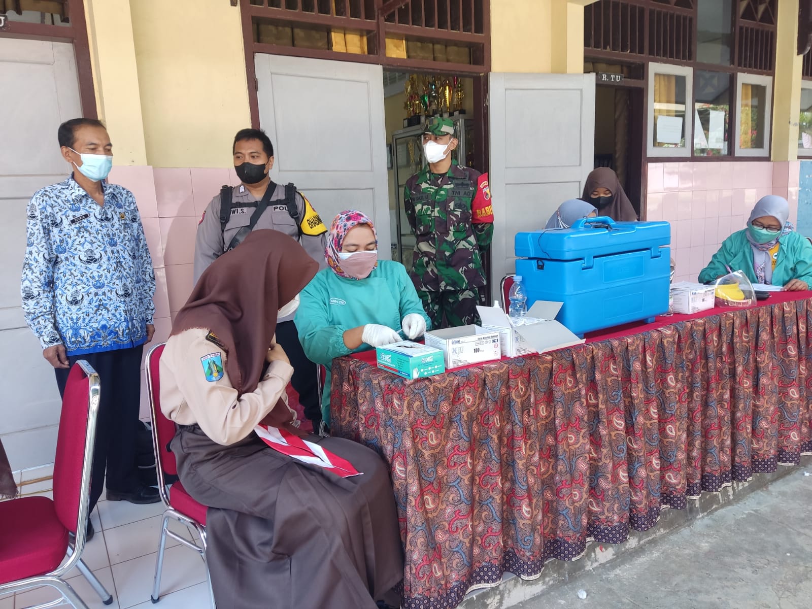 Ratusan Siswa SMPN 1 Sudimoro Lakukan Vaksinasi, Babinsa 0801/09 Sudimoro Lakukan Pendampingan