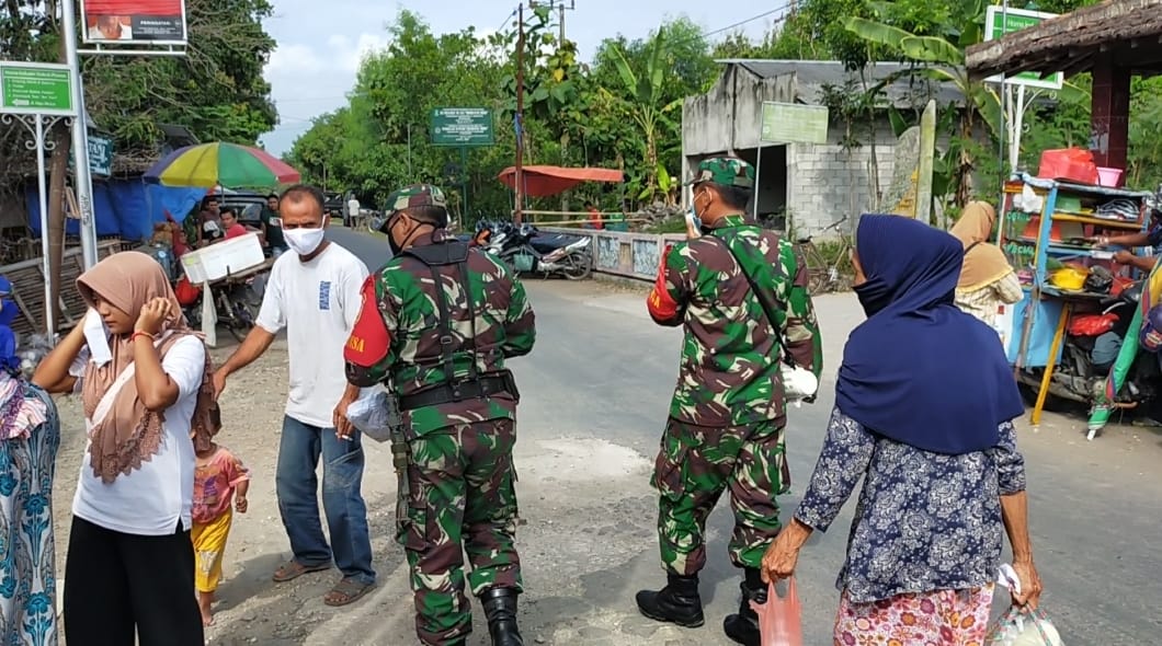 Personil Koramil 0801/08 Tulakan Berikan Himbauan Prokes Kepada Warga