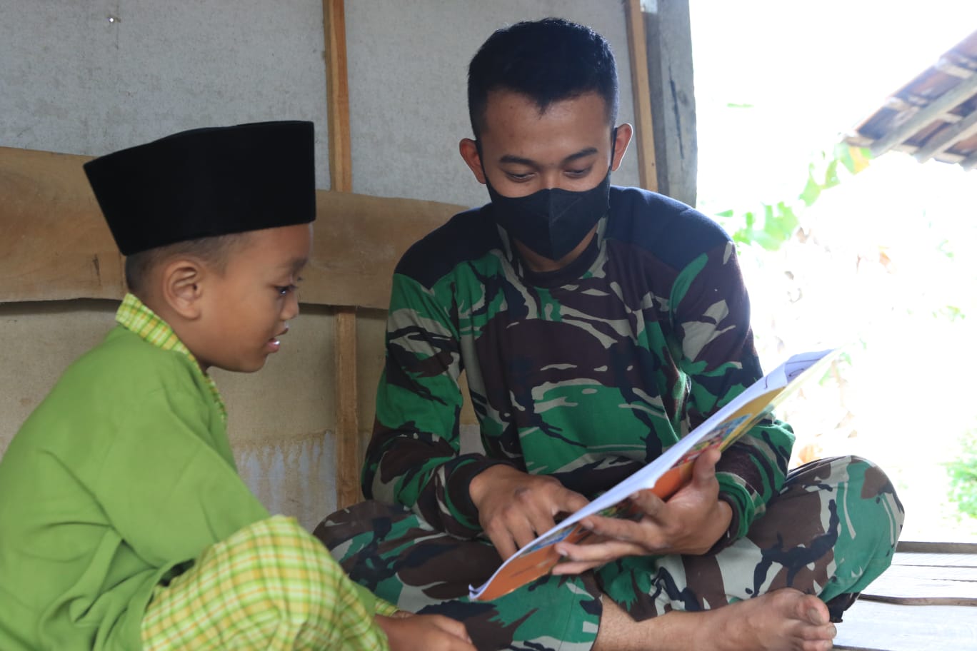 Peduli Pendidikan, Anggota Satgas TMMD Kodim 0808/Blitar, Bantu Kerjakan PR