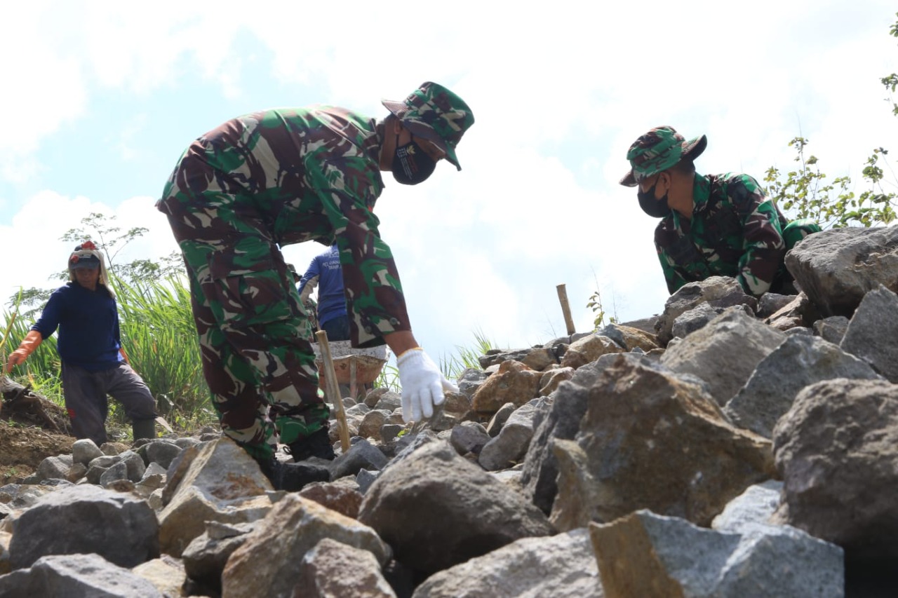 Cuaca Tidak Menentu, Tidak Menyurutkan Semangat Anggota Satgas TMMD Kodim 0808/Blitar