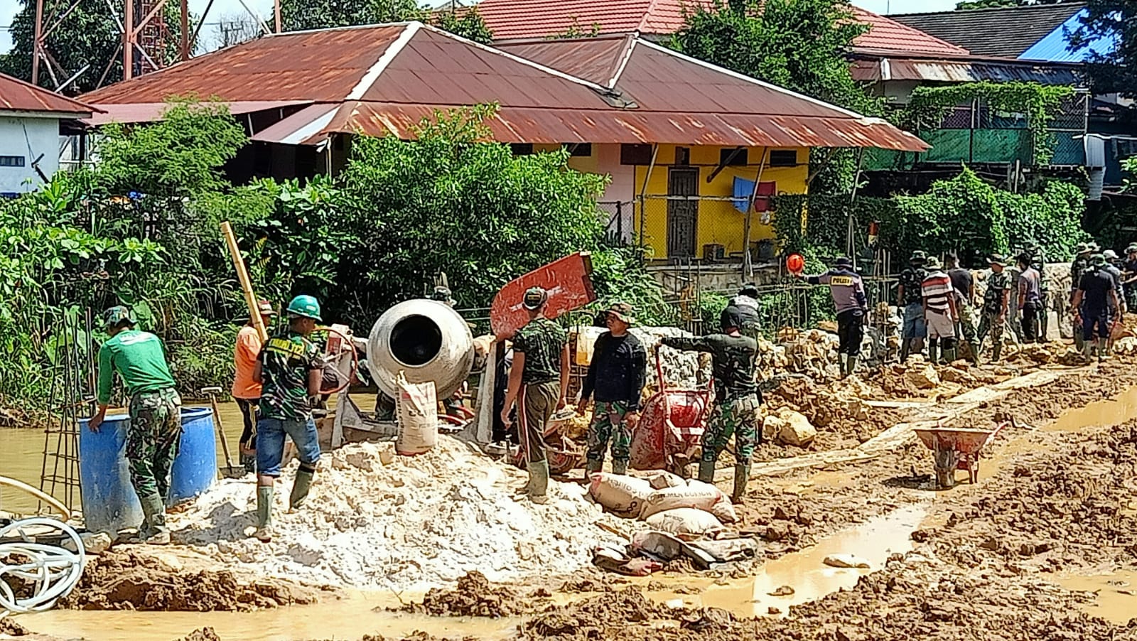 Satgas TMMD Ke 112 Kodim 0908/Bontang Kebut Pemasangan Batu Pondasi Atas Pembuatan Turap Sungai