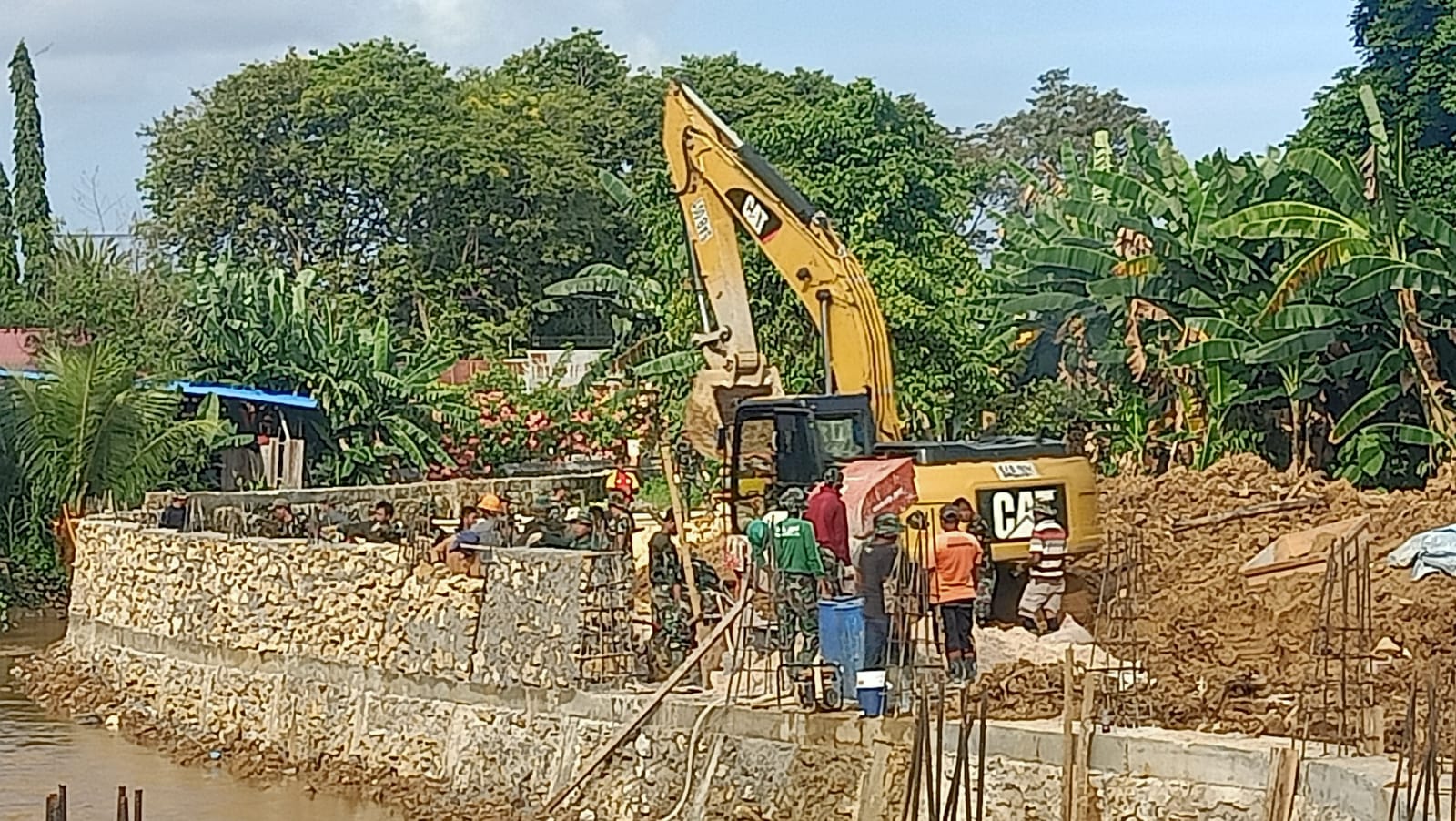 Satgas TMMD Ke 112 Kodim 0908/Bontang Bersama Warga Pasang Pondasi Bagian Atas Turap Sungai Api-Api