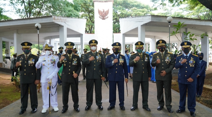 Peringati HUT ke-76 TNI, Pangdam Hasanuddin Ziarah Nasional di TMP Panaikang