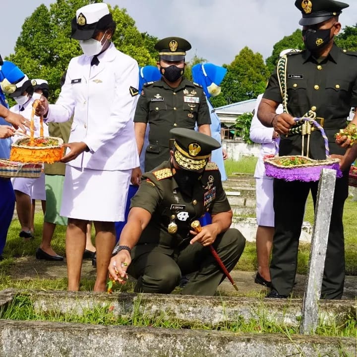 Pangdam XVIII/Kasuari, Pimpin Ziarah di TMP Tri Jaya Sakti Sorong, Peringati HUT TNI Ke-76