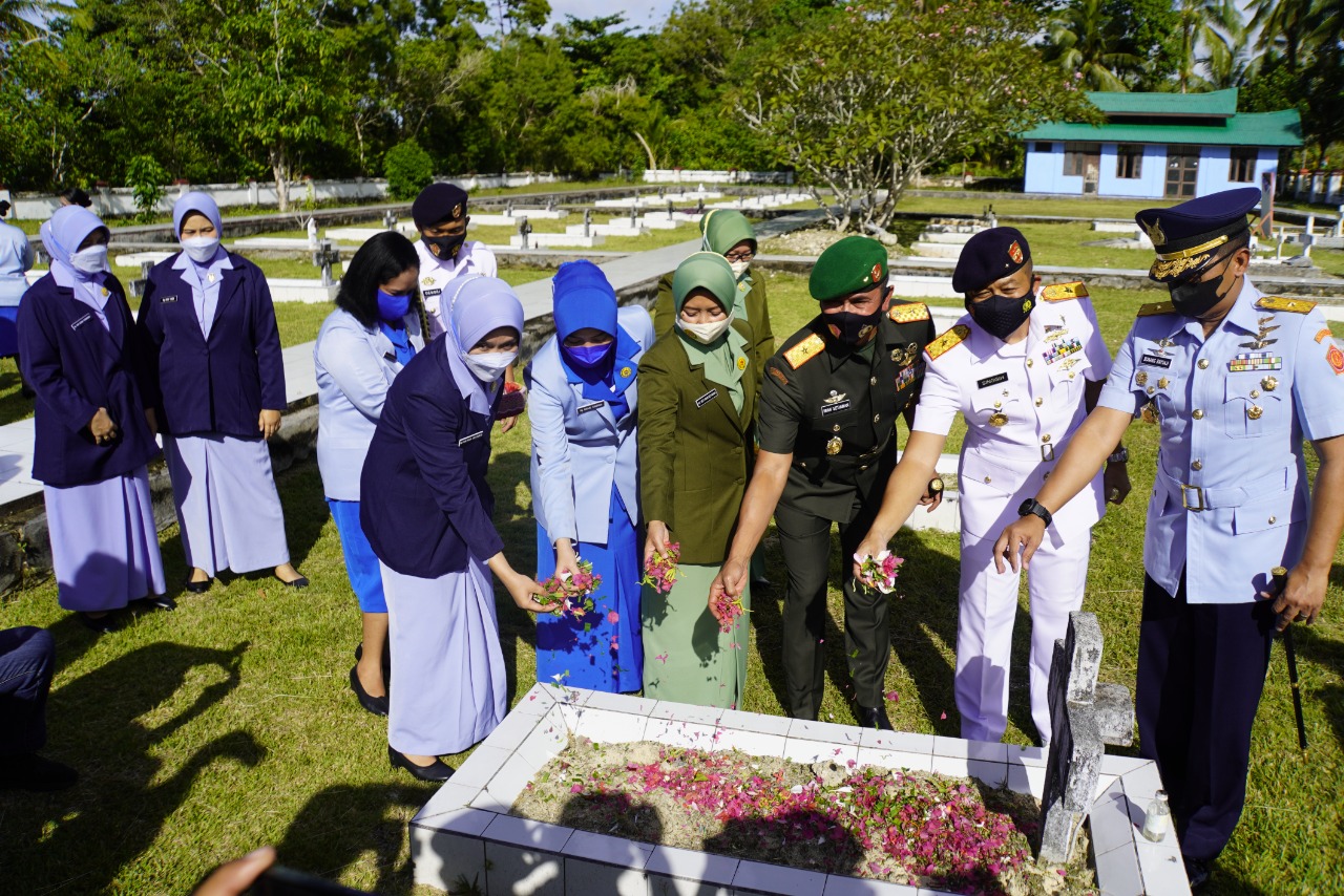 Peringatan HUT TNI Ke-76, Gabungan TNI Wilayah Biak Adakan Ziarah Rombongan di TMP Cendrawasih