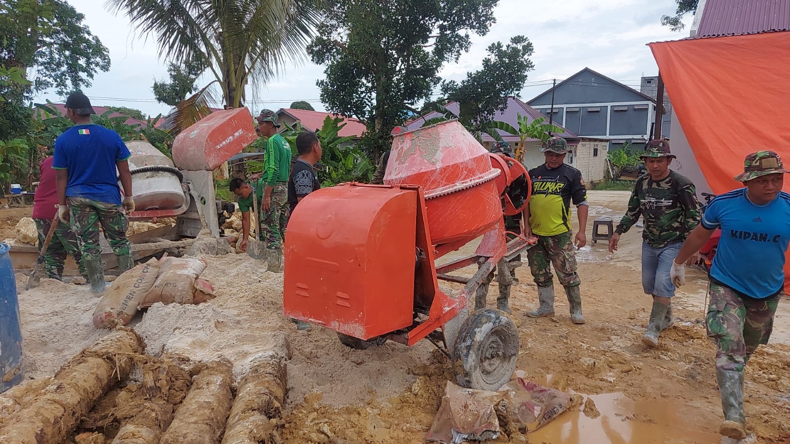 Satgas TMMD Ke 112 Kodim 0908/Bontang, Berpacu Dengan Waktu Maksimalkan Pengerjaan Turap Sungai