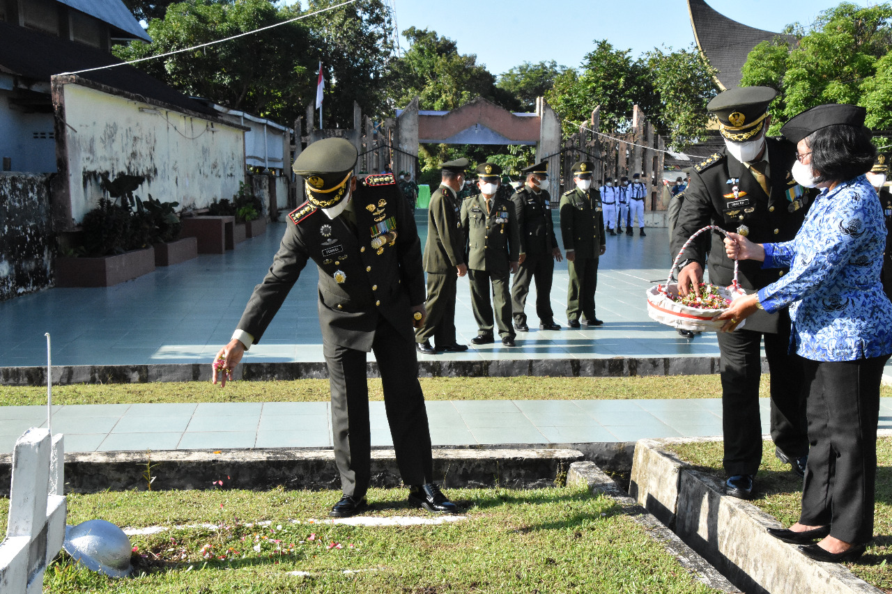 Danrem 023/KS Pimpin Ziarah Jelang HUT TNI Ke-76 di TMP Sibolga