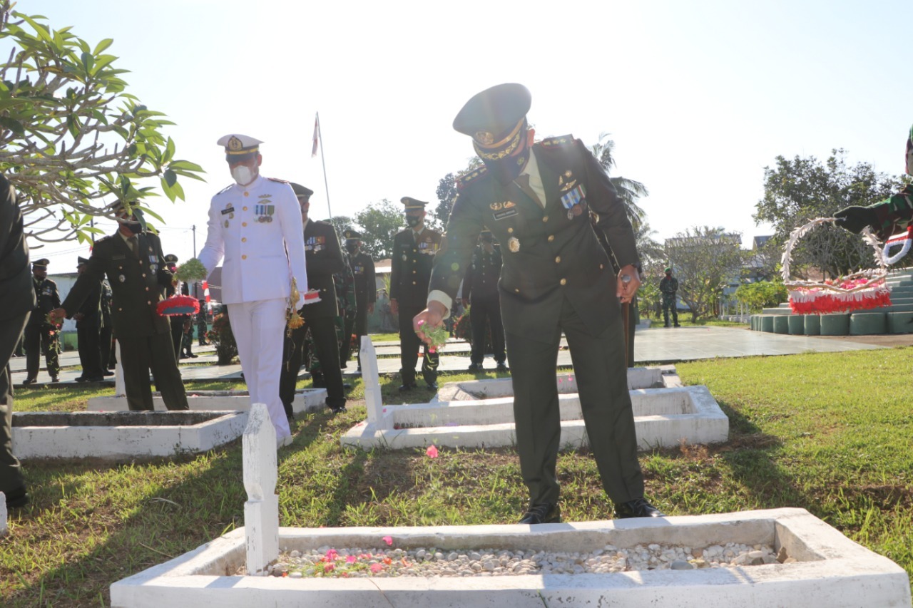 Jelang HUT TNI ke-76, Dandim 0104/Atim Pimpin Ziarah Nasional di TMP Kota Langsa