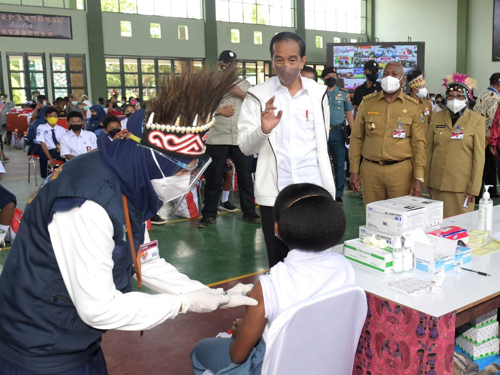 Presiden Jokowi Apresiasi Antusiasme Masyarakat Papua Barat Ikuti Vaksinasi Covid-19