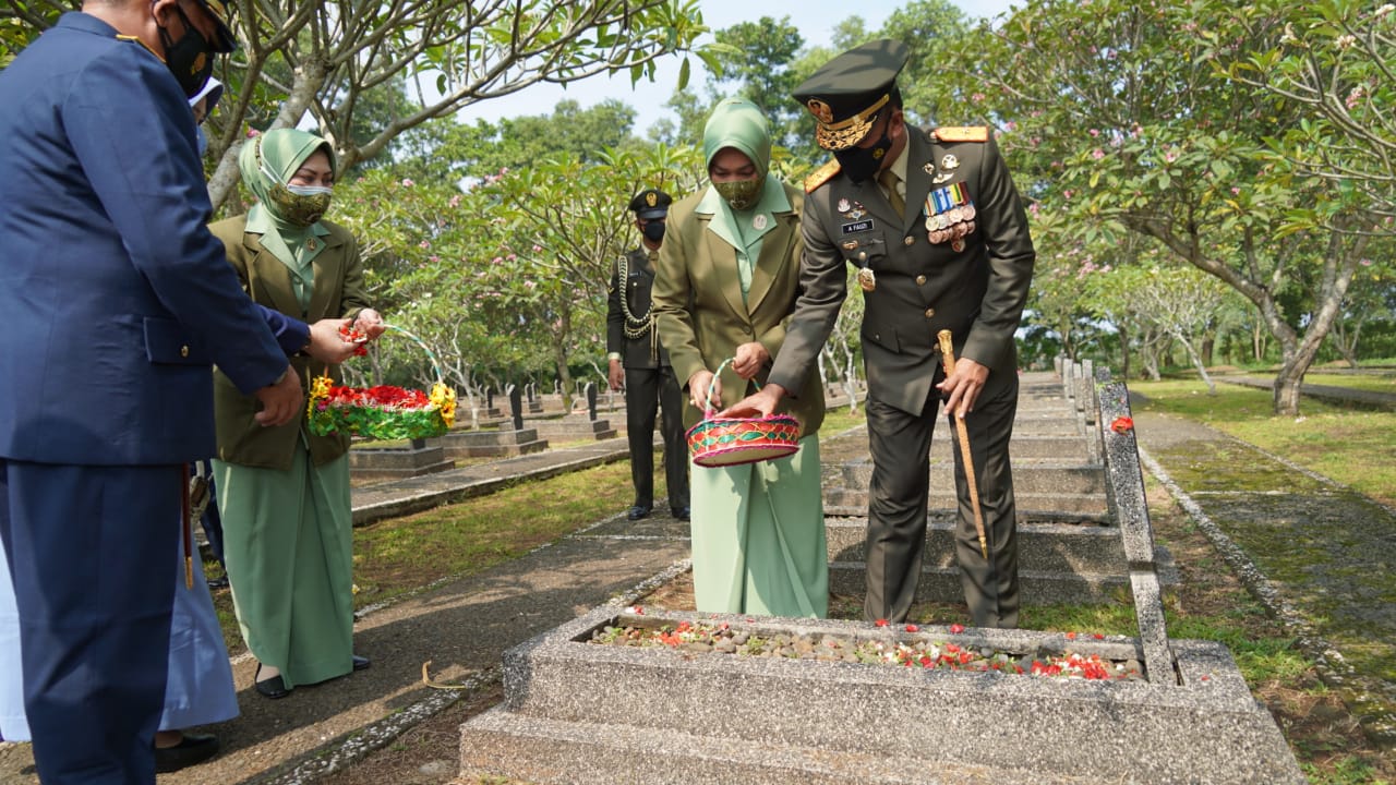 Jelang HUT Ke-76 TNI, Danrem 061/SK Pimpin Ziarah Nasional ke TMP Pondok Rajeg Cibinong