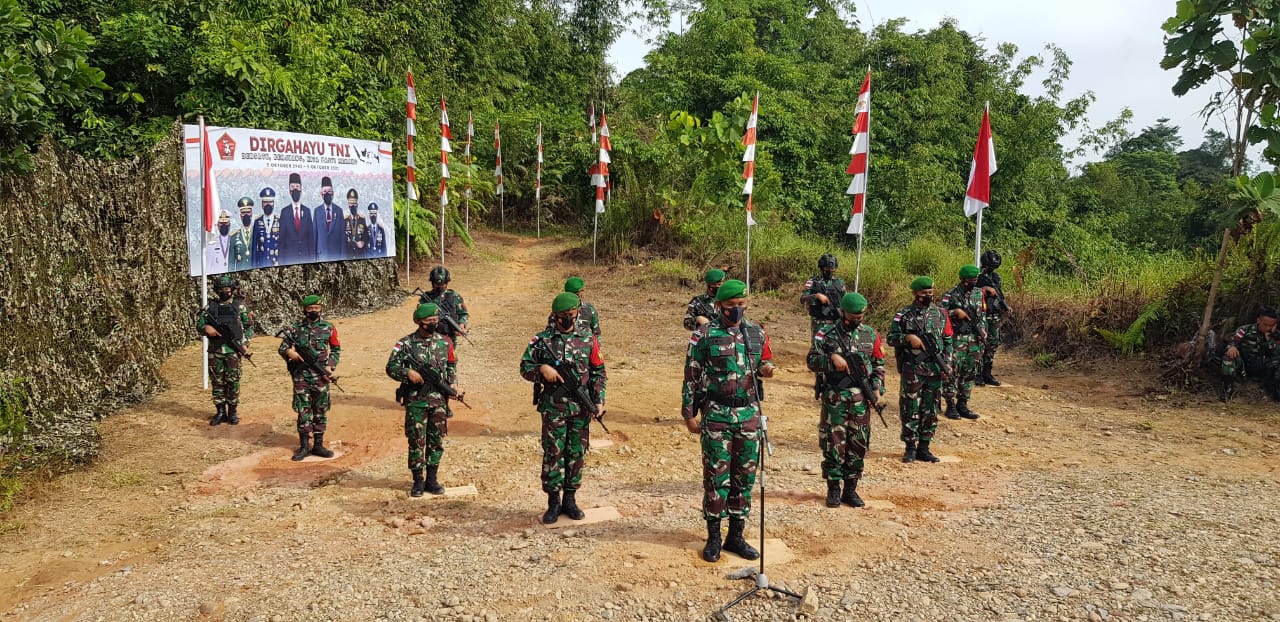 Satgas Pamtas Yonif Mekanis 643/Wns Mengikuti Upacara Virtual HUT TNI Ke 76 Bersama Presiden RI Di Perbatasan