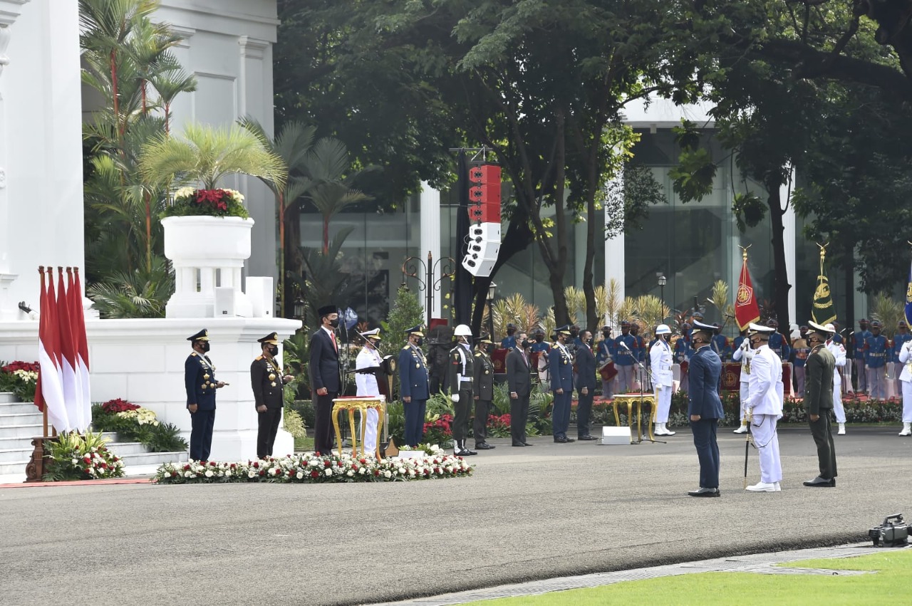 Presiden RI Joko Widodo Pimpin Upacara HUT Ke-76 TNI di Istana Negara