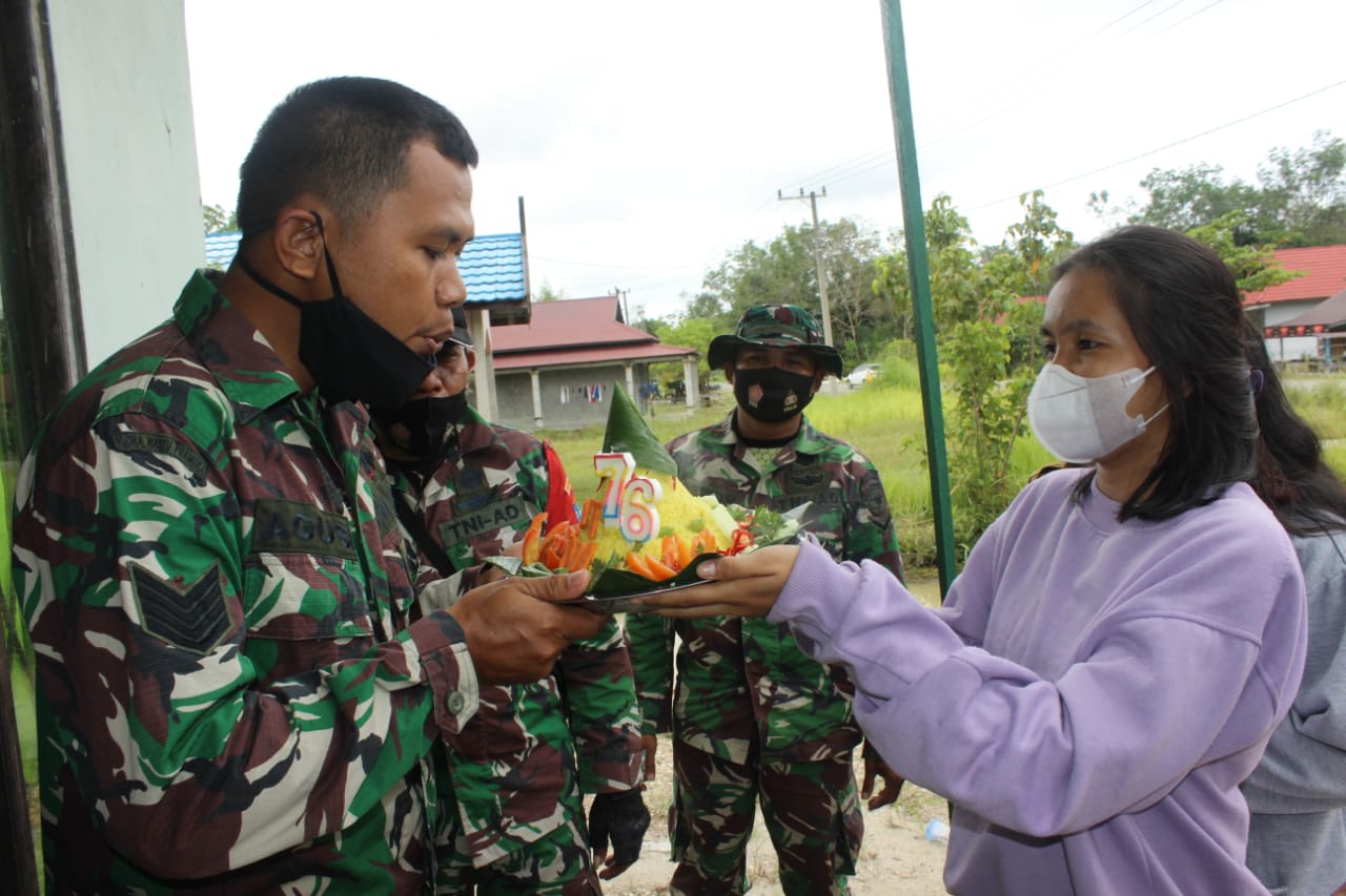 Peringatan HUT TNI Ke 76, Warga Kampuri Beri Kejutan Nasi Tumpeng Kepada Satgas TMMD