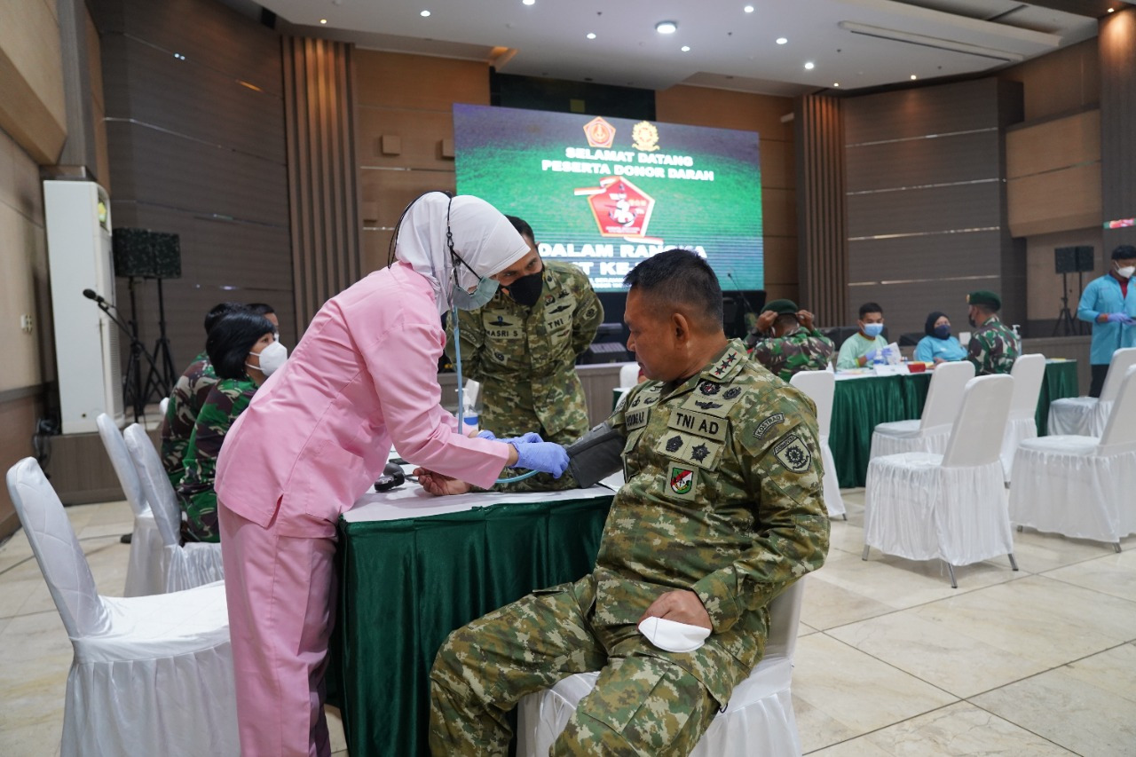 Pangkostrad Bersama Prajurit, PNS dan Persit Kostrad Ikuti Donor Darah