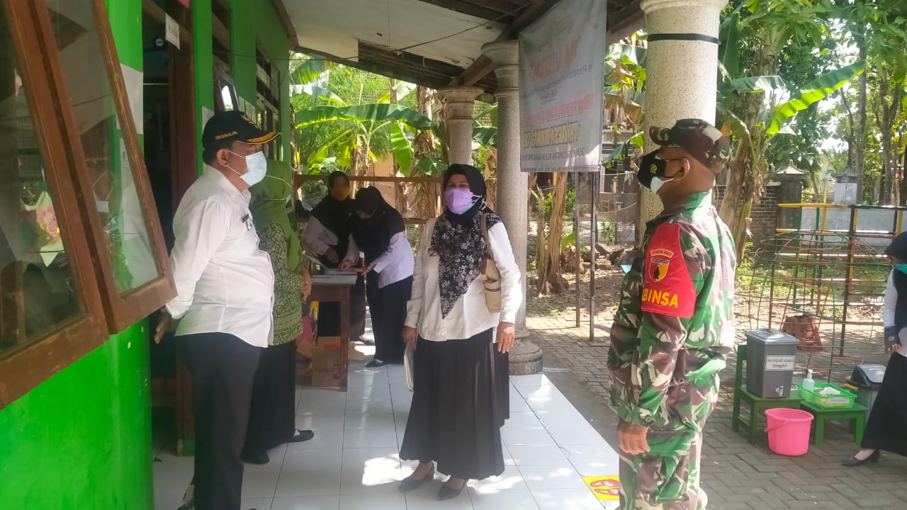 Pastikan PTM Berjalan Sesuai Prokes, Babinsa Madiun Bersama Tiga Pilar Lakukan Visitasi