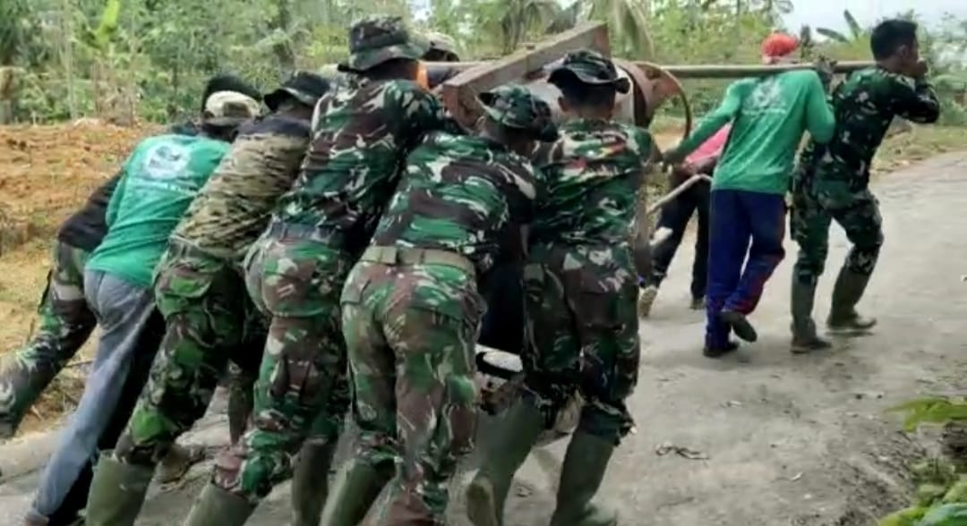 Dorong Molen Untuk Dukung Pembuatan Plat Beton Jalan Makadam TMMD Reg-112 Kodim 0720/Rembang