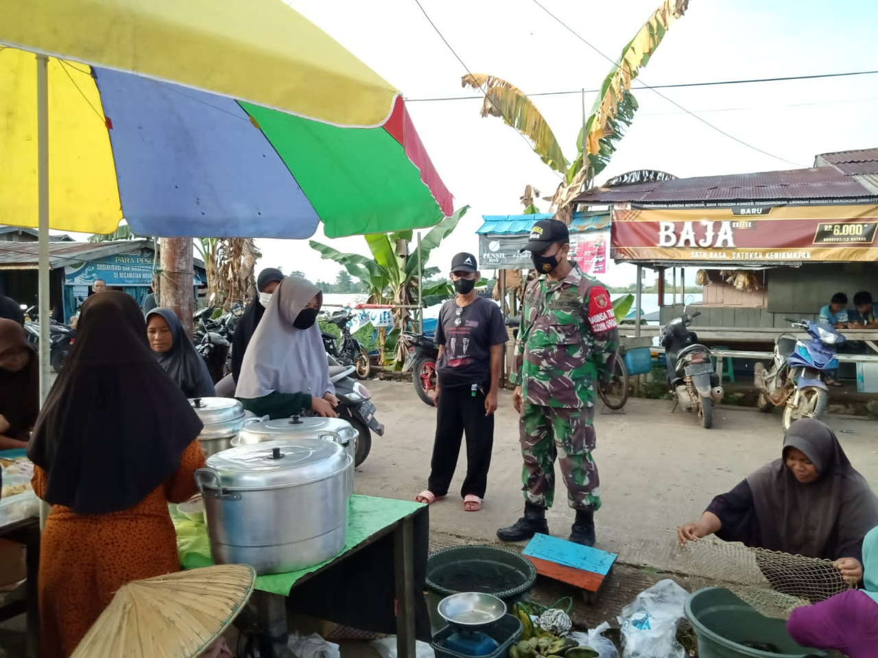 Himbau Warganya Patuhi Prokes, Serda Srihadi Menyisir Aktivitas Pedagang Pasar Mingguan