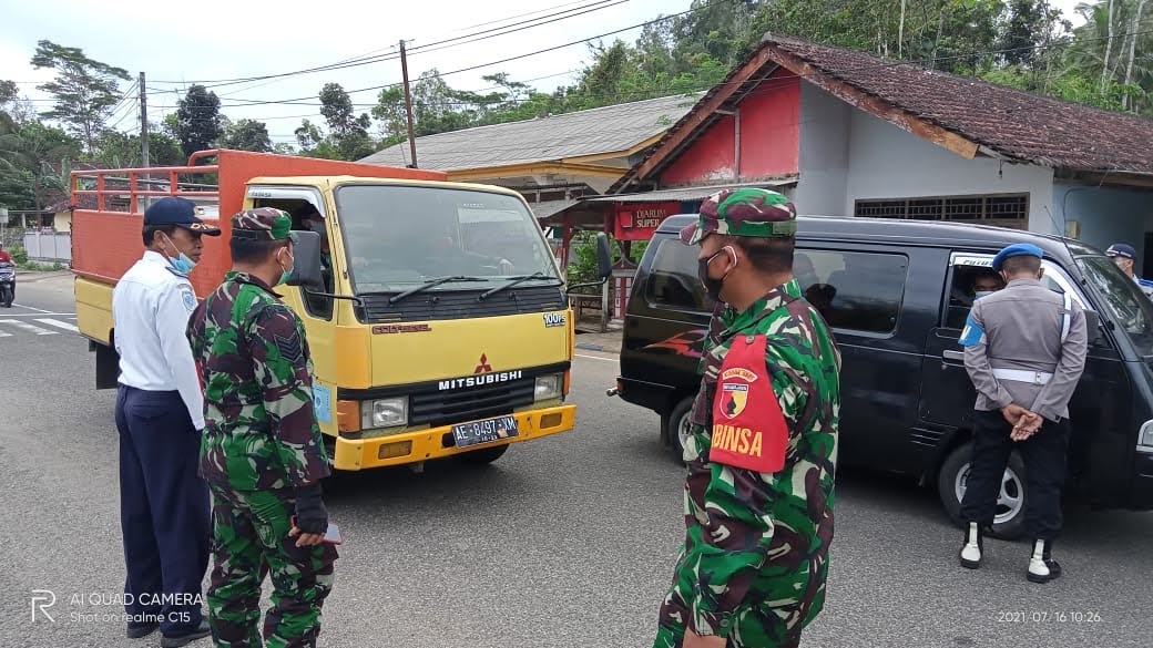 Koramil 0801/10 Punung Berikan Himbauan Prokes Dalam Giat Operasi Yustisi