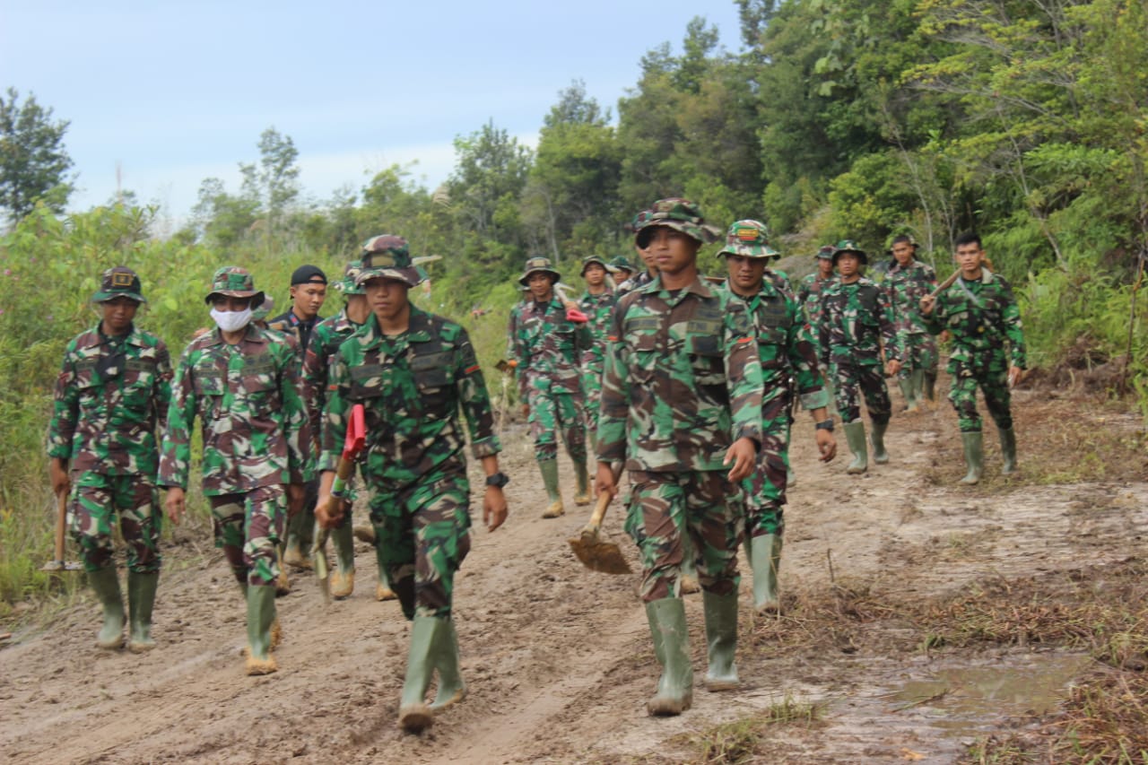 Bentuk Kebersamaan, Personel TMMD dan Warga Kampuri Jalan Kaki Menuju Lokasi Kerja