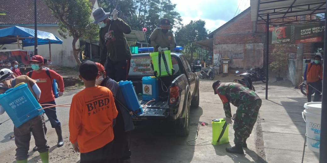 Cegah penyebaran Covid-19, Babinsa 0801/06 Bandar Lakukan Penyemprotan Disinfektan