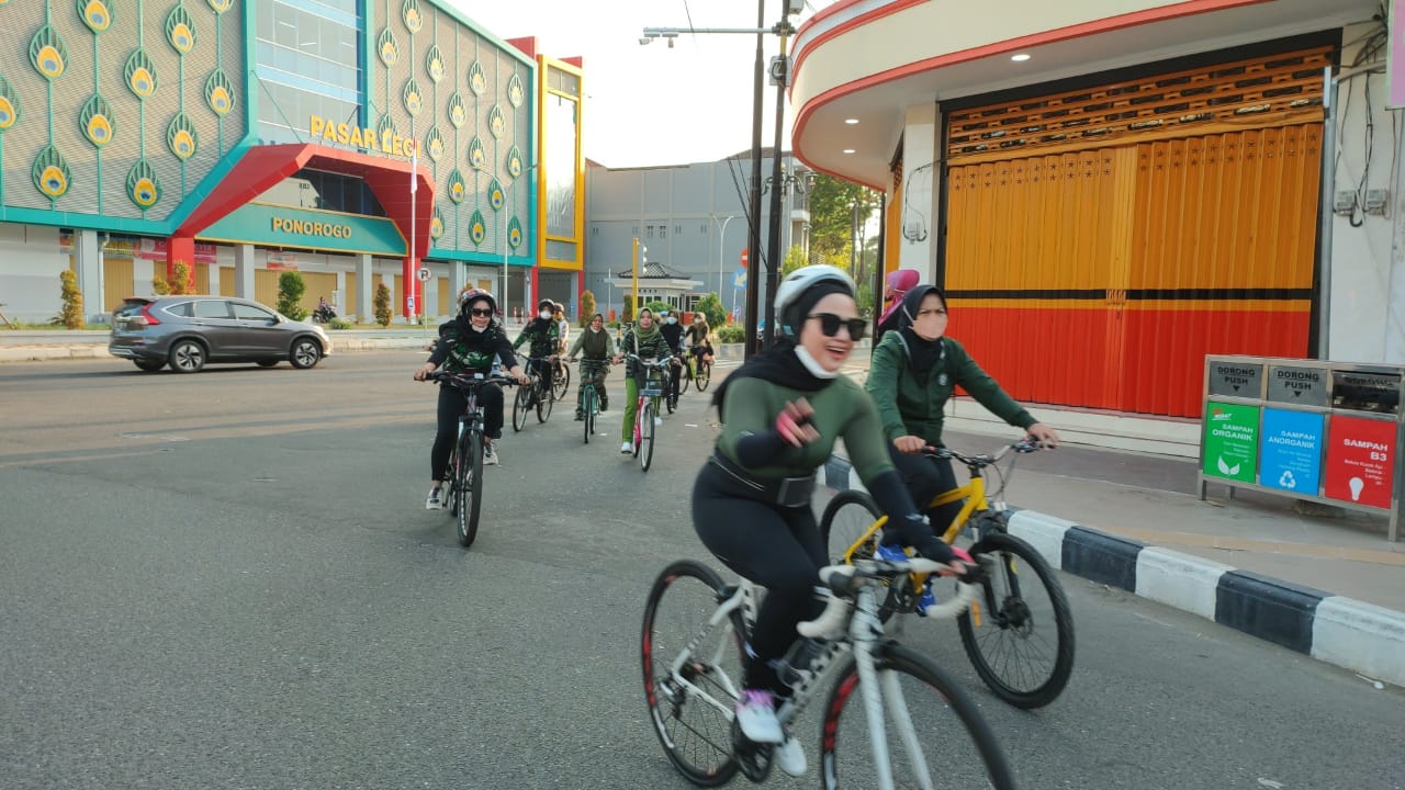 Gowes Bareng, Cara Persit KCK Cab. XVI Dim Ponorogo Tingkatkan Kebugaran di Masa Pandemi