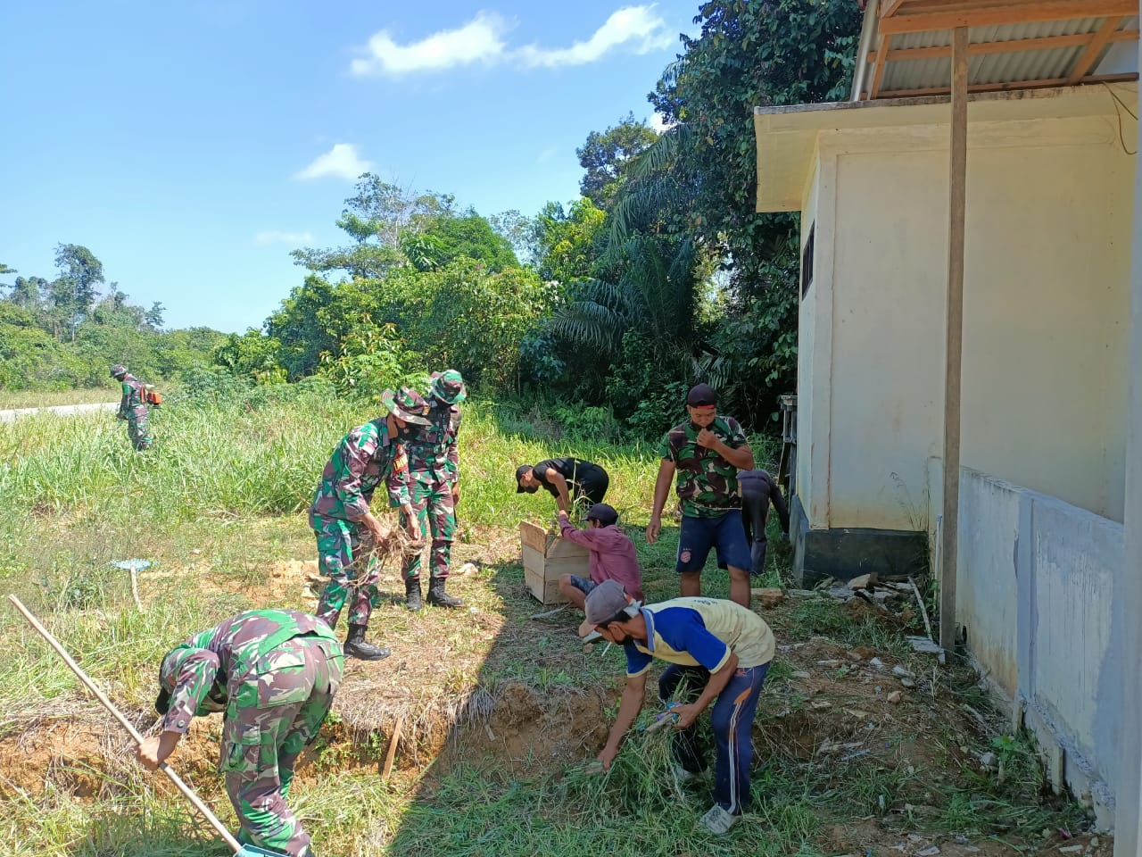 Program Jum’at Bersih, Satgas Pamtas Yonif Mekanis 643/Wns lakukan Karya Bhakti Bersihkan Mushola Di Perbatasan