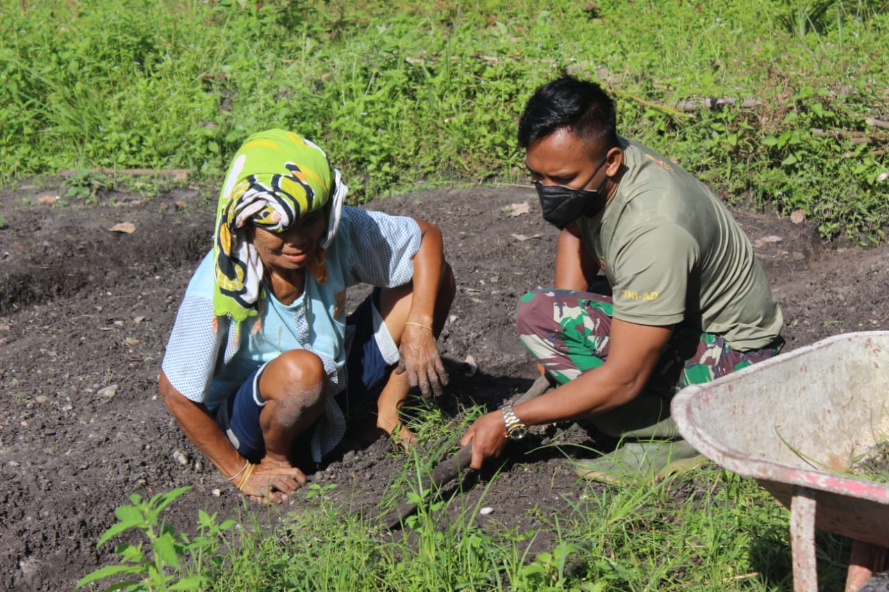 Personel TMMD Bantu Warga Kampuri Bersihkan Kebun