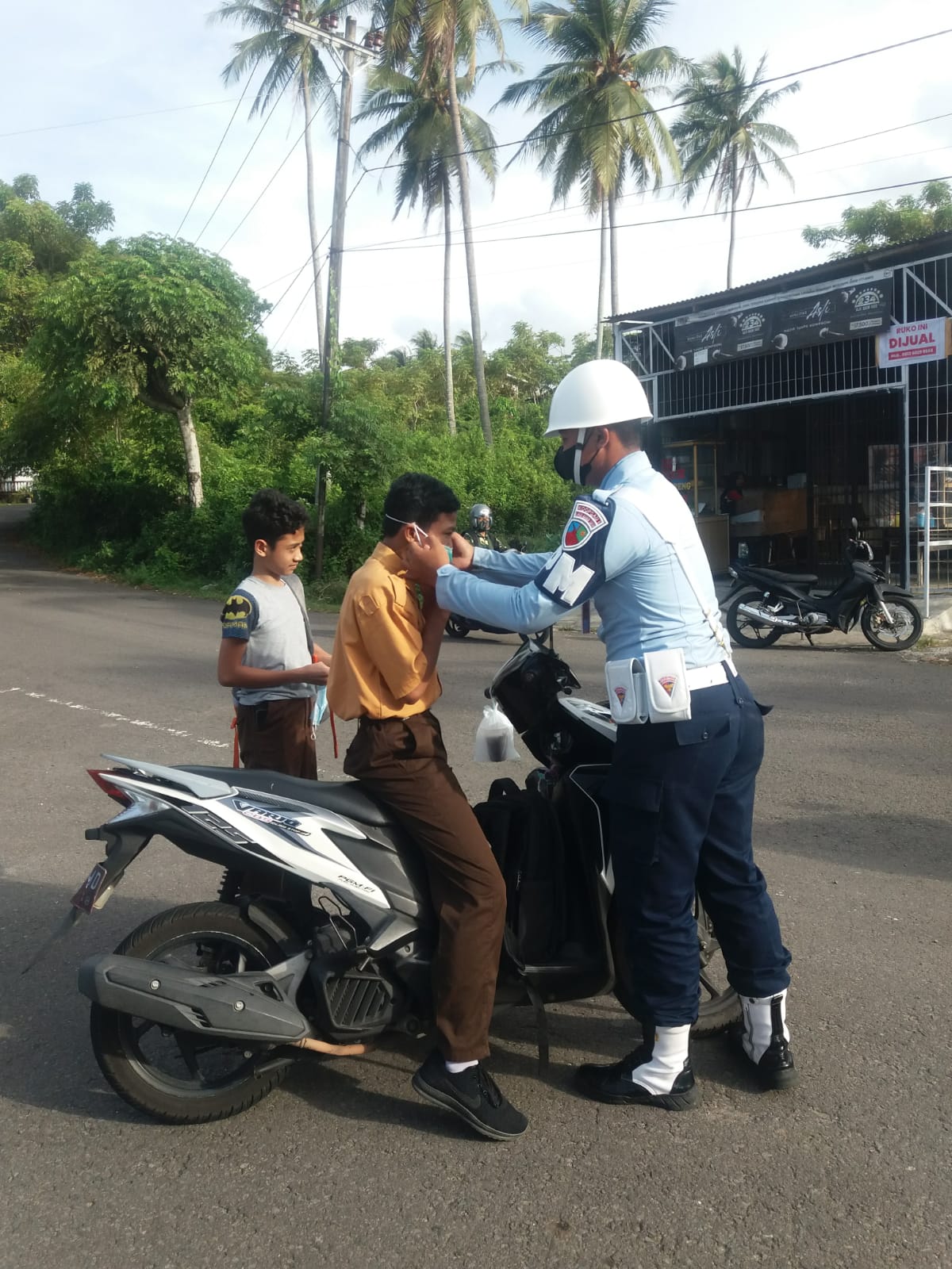 Satpomau Lanud Maimun Saleh Peduli dan Perbaiki Cara Pakai Masker Yang Benar