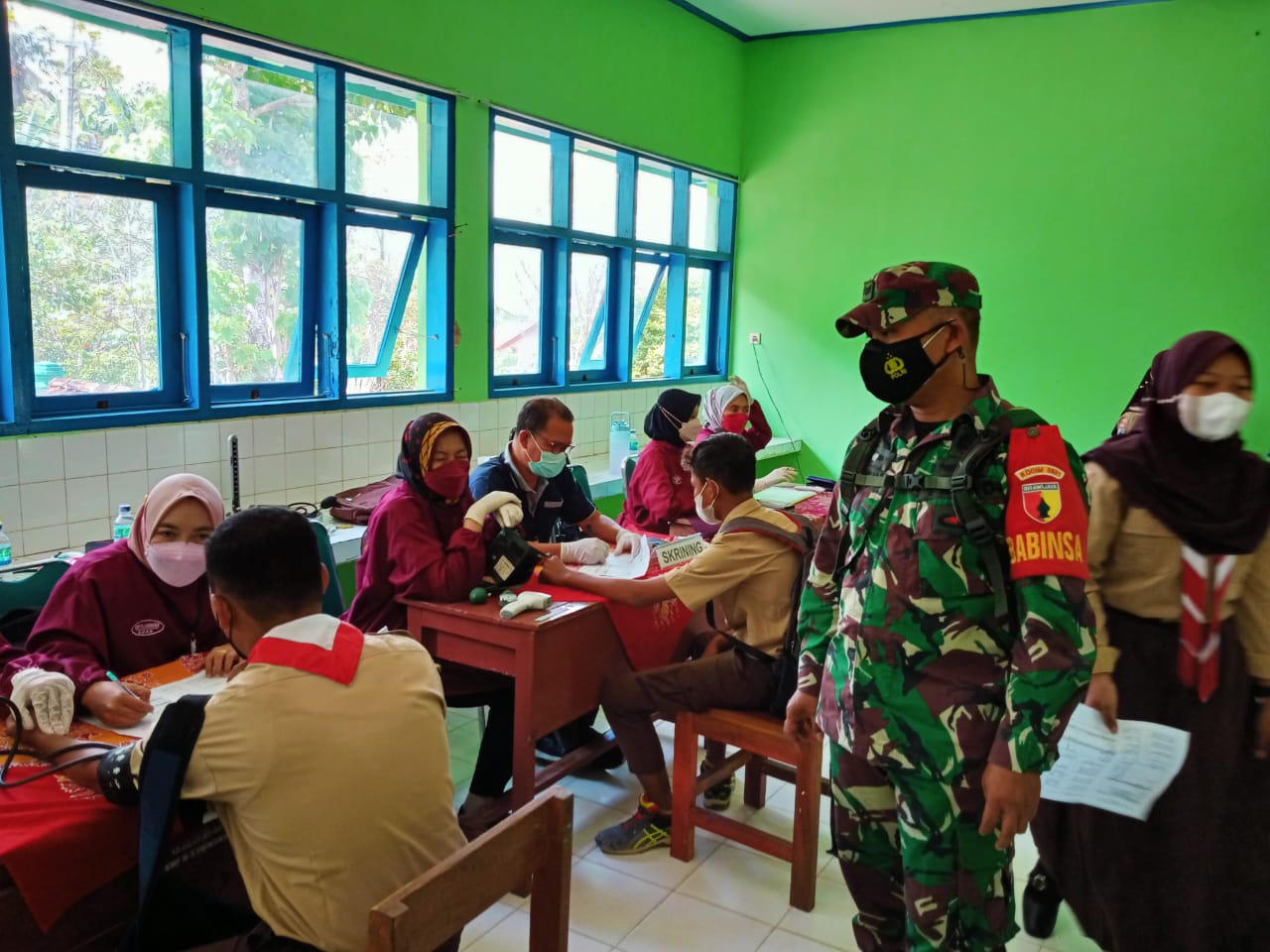 Danramil 0801/12 Perintahkan Babinsa Dampingi Terus Ratusan Siswa SMKN Pringkuku Lakukan Vaksinasi