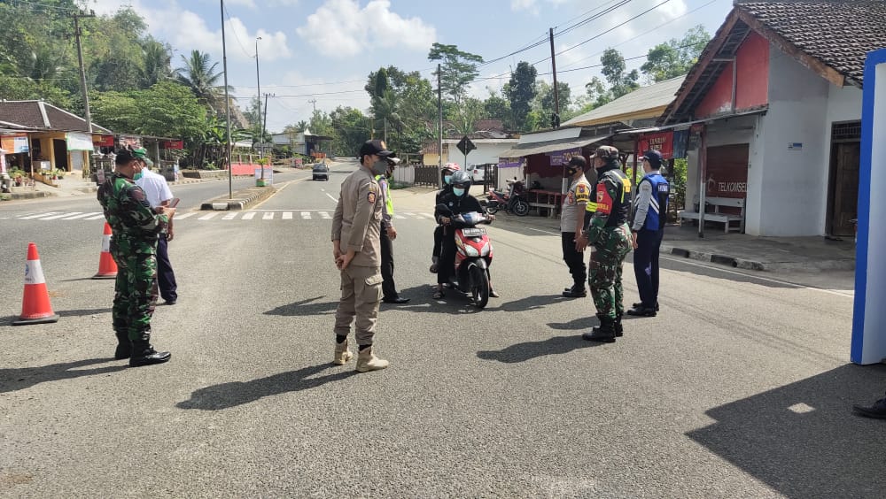 Koramil 0801/05 Nawangan Berikan Himbauan Prokes Dan Bagi Masker Dalam Giat Operasi Yustisi