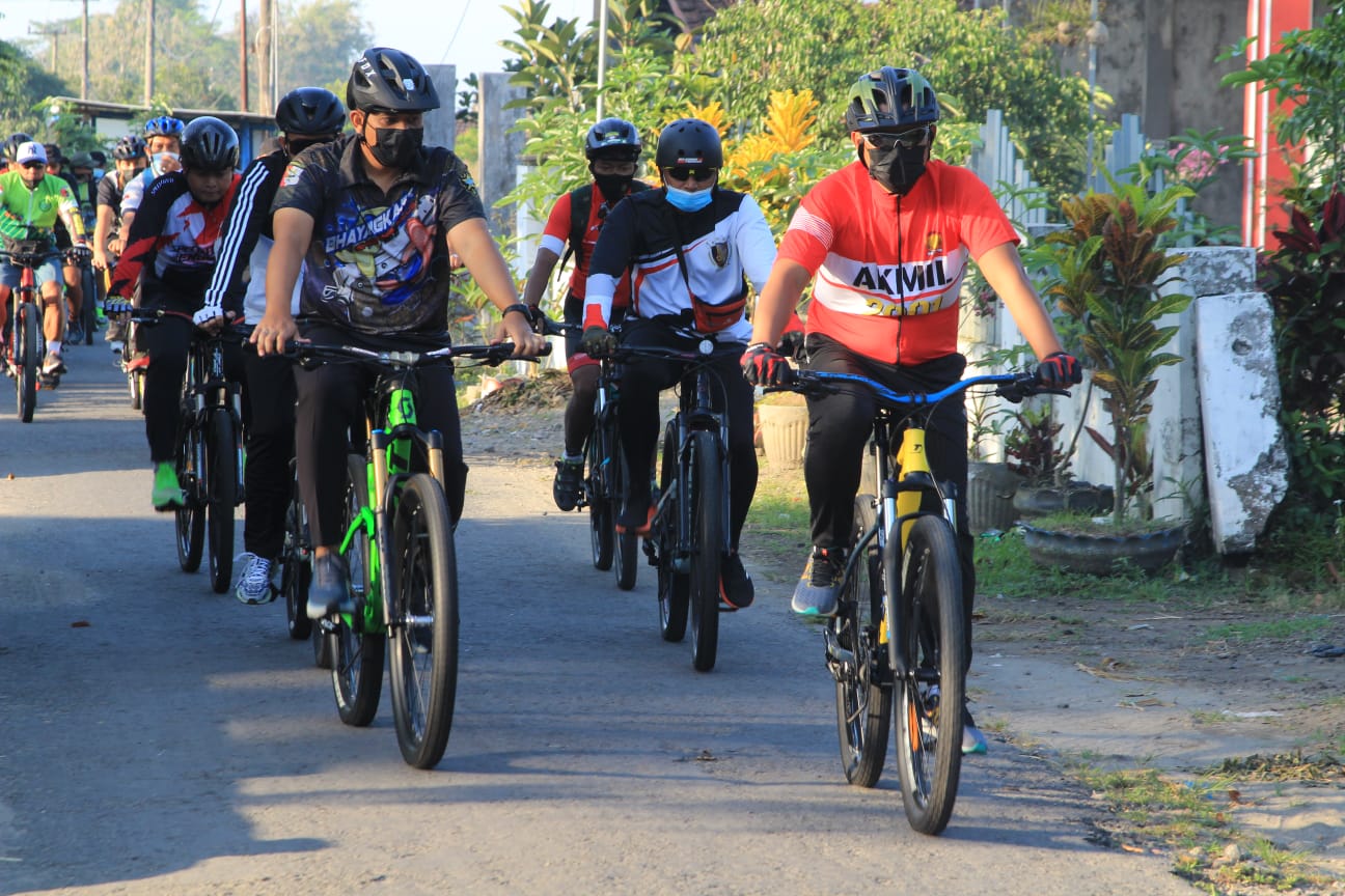 Meningkatkan Sinergitas TNI-Polri, Kodim Blitar Gowes Bersama