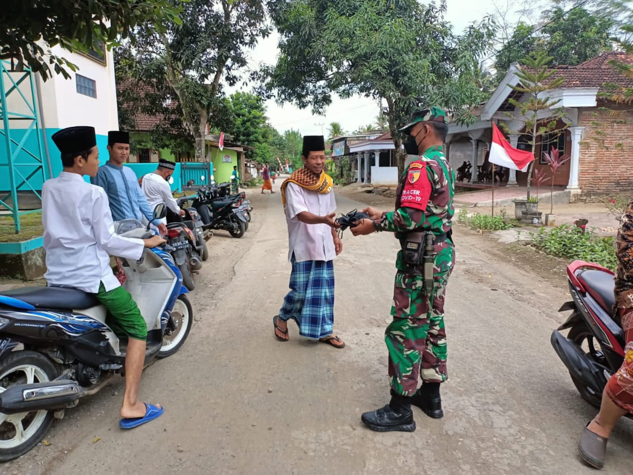 Peduli Kesehatan Warga, Babinsa Koramil 0806/09 Tugu Bagikan Masker Gratis