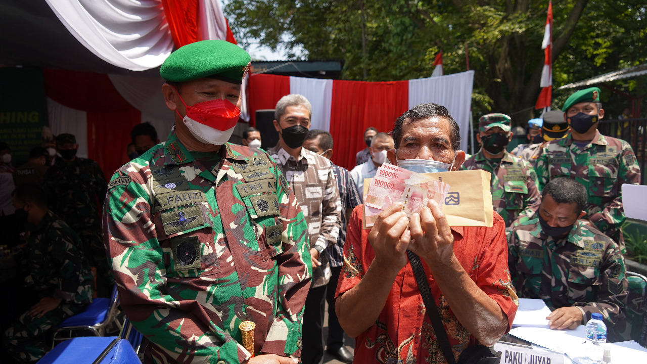 Danrem 061/SK : 14.200 Warga Terima Bantuan Tunai Pedagang Kaki Lima dan Warung