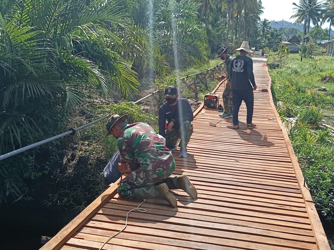 Satgas Pamtas Yonif Mekanis 643/Wns Laksanakan Karya Bhakti Pembuatan Jembatan Bersama Masyarakat Perbatasan