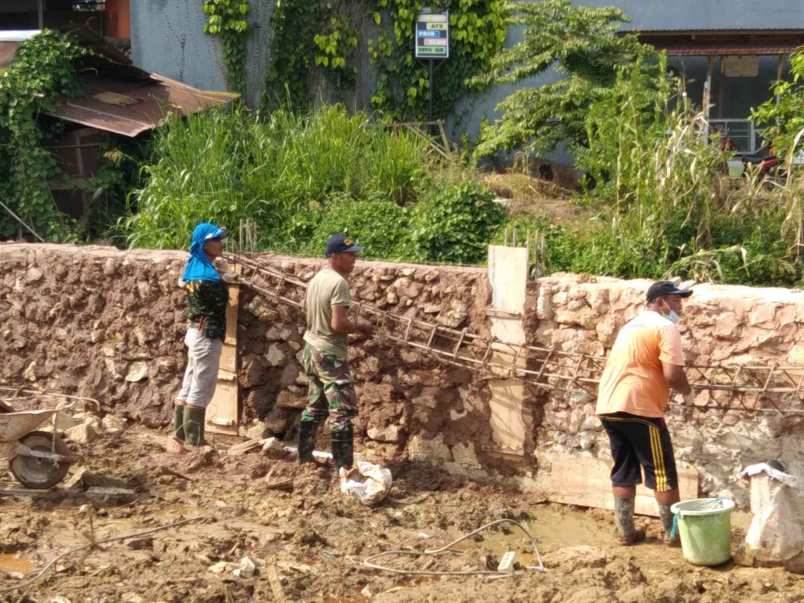 Satgas TMMD Ke 112 Kodim 0908/Bontang, Lanjutkan Pemasangan Bekisting Sloof Atas