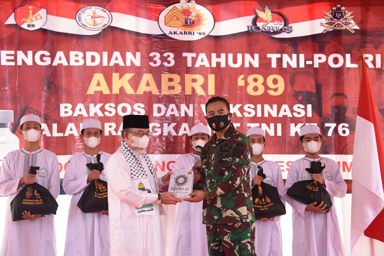 Peringati HUT TNI, Alumni Akabri 1989 Gelar Baksos dan Vaksinasi di Ponpes Al-Fatah