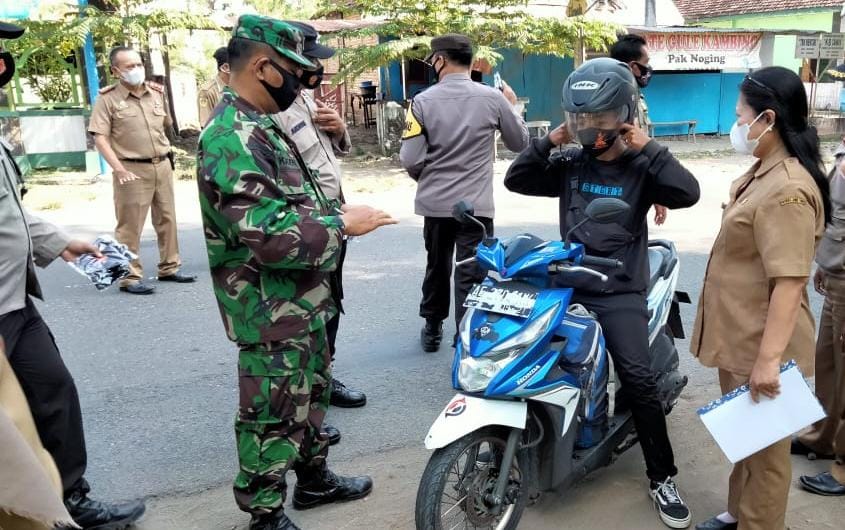 Cegah Penyebaran Covid-19, Bersama Tiga Pilar Babinsa Wonoasri Bagikan Masker