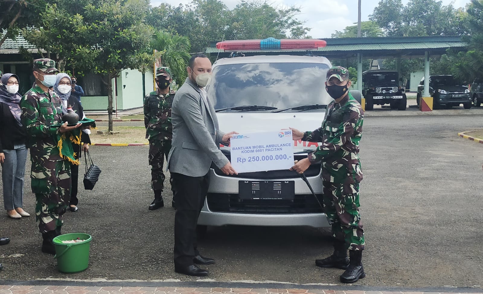 Bank BRI Cabang Pacitan Serahkan Mobil Ambulance Ke Kodim 0801 Pacitan