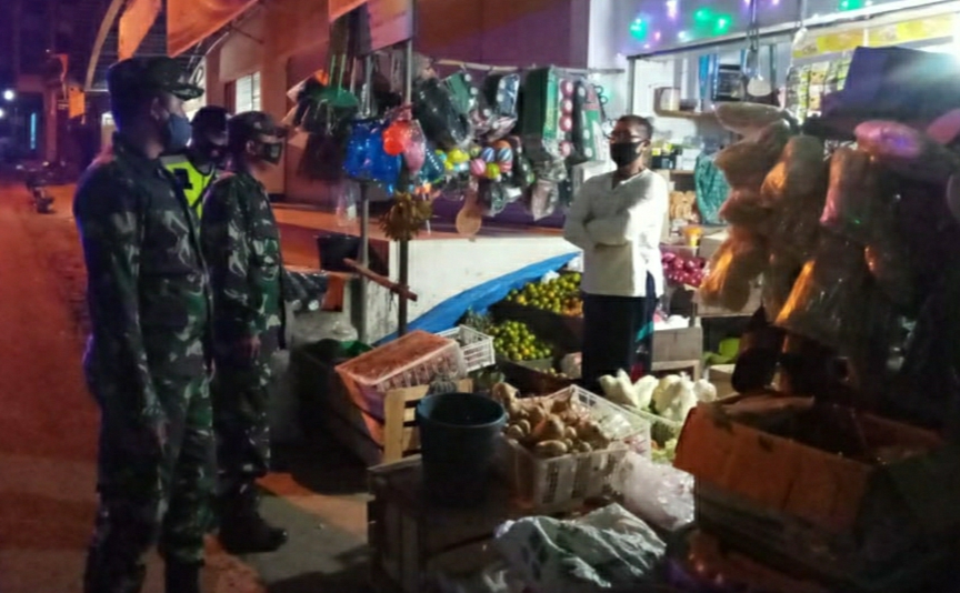 Patroli Malam, Babinsa Koramil 0801/06 Bandar Laksanakan Himbauan Protokol Kesehatan