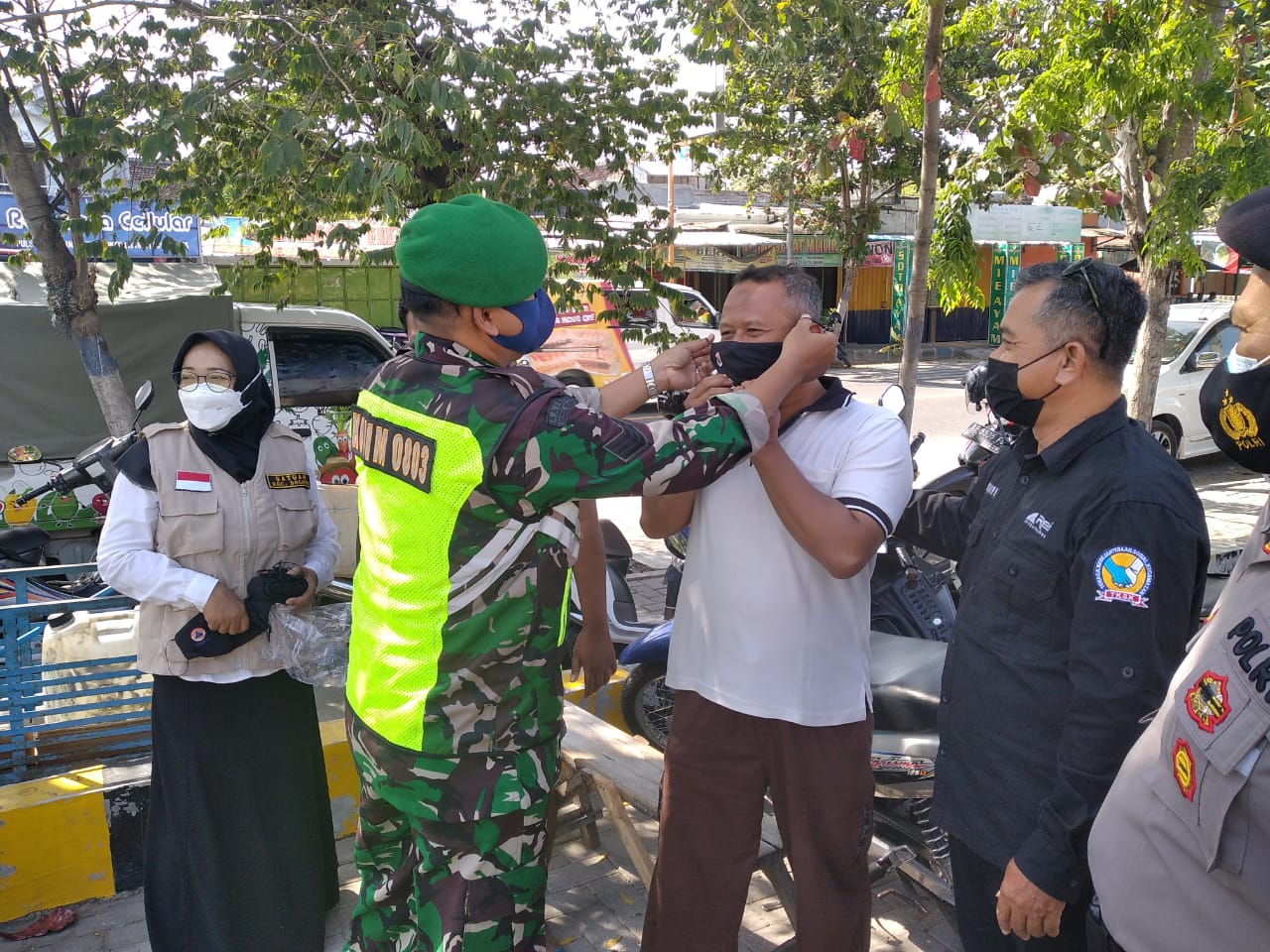 Lakukan Upaya Terbaik Cegah Penyebaran Covid-19, Babinsa Dolopo Bagikan Masker di Pasar