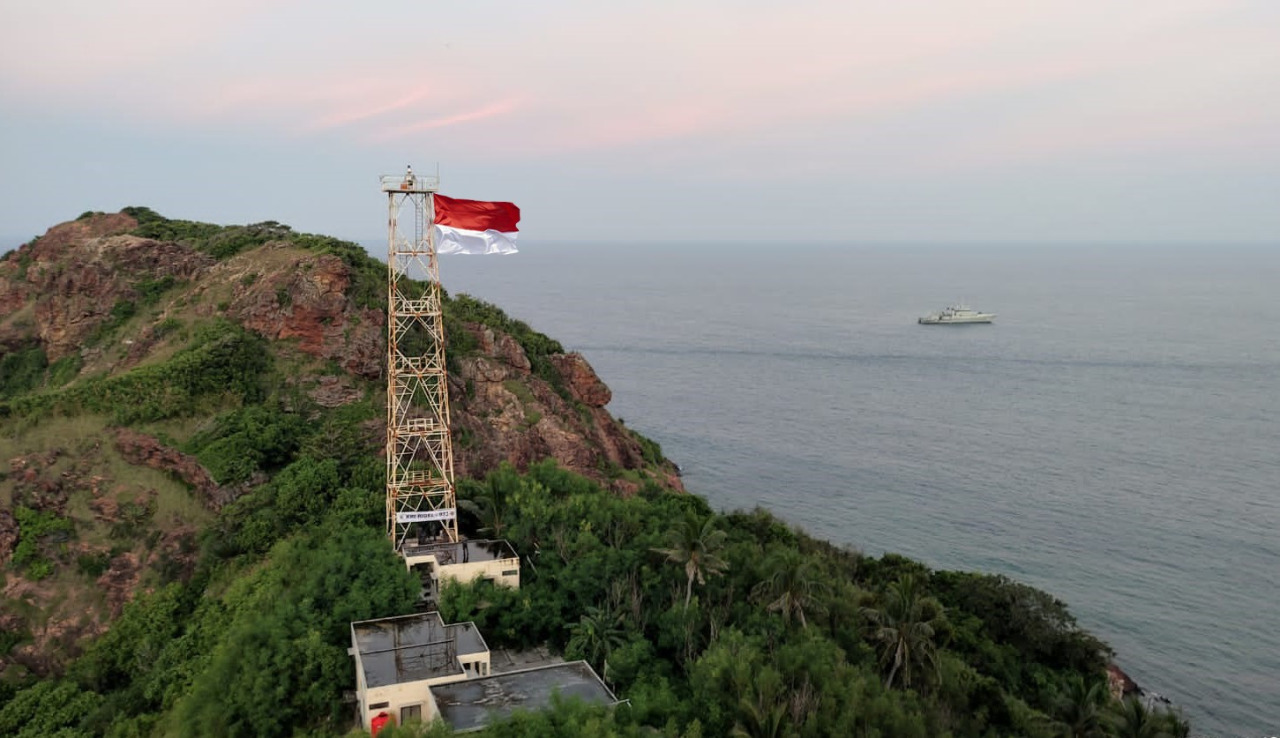 KRI Rigel-933 Kibarkan Bendera Merah Putih di Pulau Terluar Indonesia, Pulau Sekatung