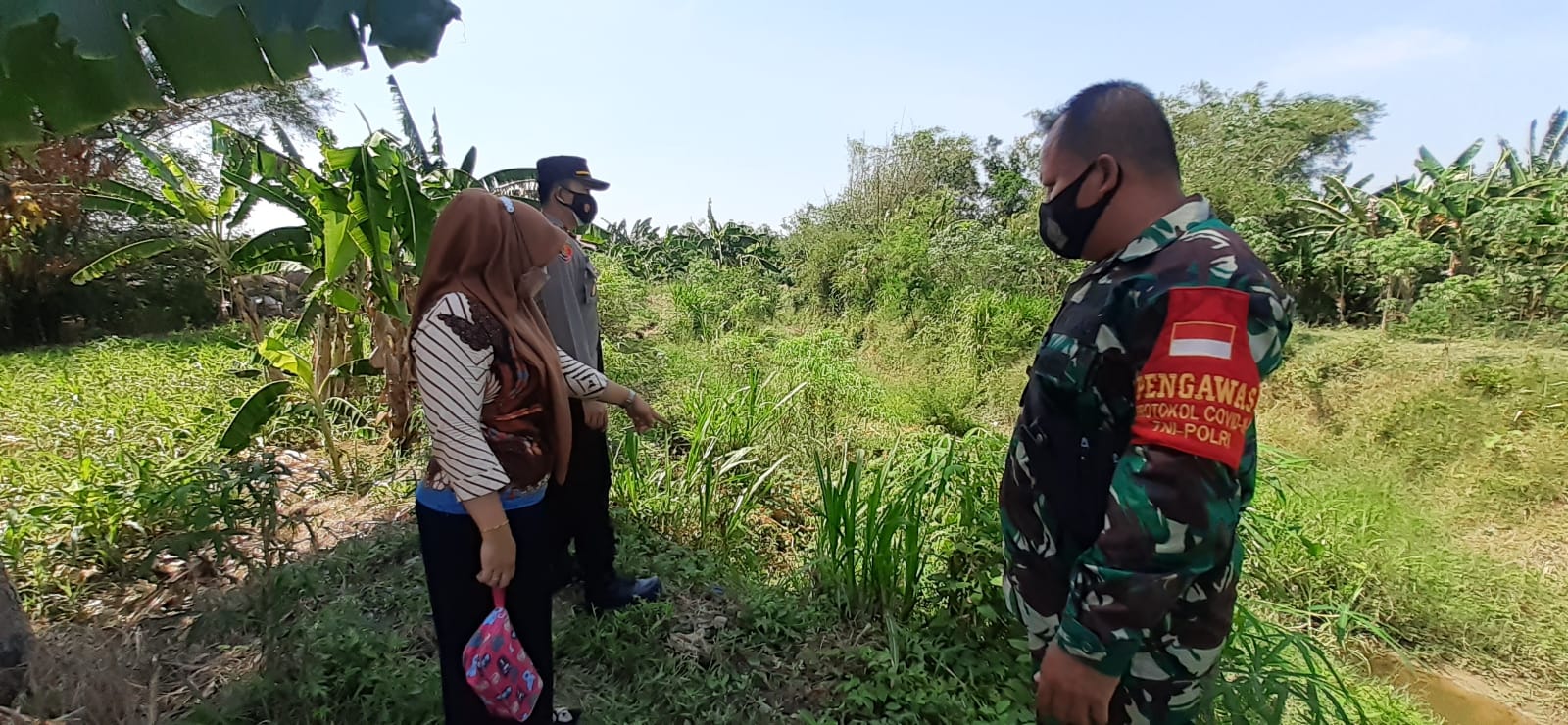 Bersama Tiga Pilar, Babinsa Teluk Tinjau Daerah Rawan Bencana